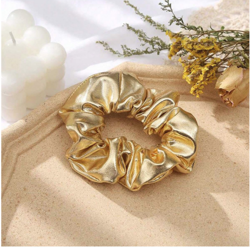kultainen scrunchie, tyttöjen hiustarvikkeet, eleganssi hiuslenkki, muotitietoinen hiusasuste, lasten juhla-asuste, pehmeä ja kestävä scrunchie, lahjaidea tytöille, glamour hiuslenkki, erityistilaisuudet, juhlava hiusasuste