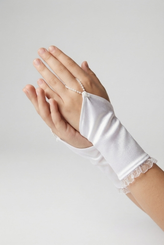 juhlahansikkaat, hansikkaat pitsillä, lasten juhlahansikkaat, valkoiset hansikkaat, lyhyet juhlahansikkaat, elegantit hansikkaat, juhla-asusteet lapsille, helmikoristeiset hansikkaat