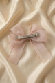 hiussolki tytöille, rusettisolki, juhlahiussolki, hiuskoriste juhliin, lasten hiusasuste, vaaleanpunainen rusetti, hiuskoru tytöille, elegantti hiussolki, kampauskoriste lapsille
