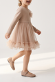 Beige juhlamekko Iga liikkeessä – tyllihelma ja röyhelö helman alareunassa