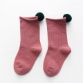 lasten sukat, pinkit sukat, sukat pomponilla, muodikkaat lasten sukat, korkealaatuiset sukat, tyttöjen sukat, leikkisät sukat, tummanvihreä pompon, lapsen asusteet